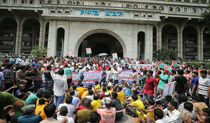 ইশরাক হোসেনকে শপথ না করানোর প্রতিবাদে বিক্ষোভ