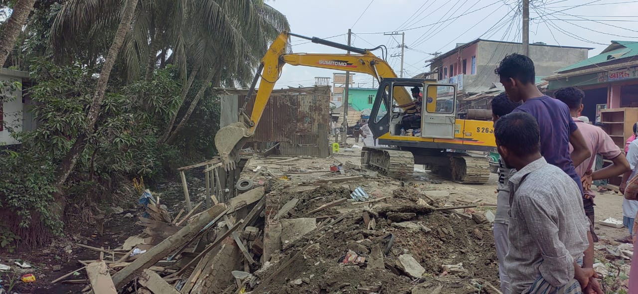 সুবর্ণচরে খাল দখলমুক্ত করতে প্রশাসনের অভিযান, ২৬টি অবৈধ দোকান উচ্ছেদ