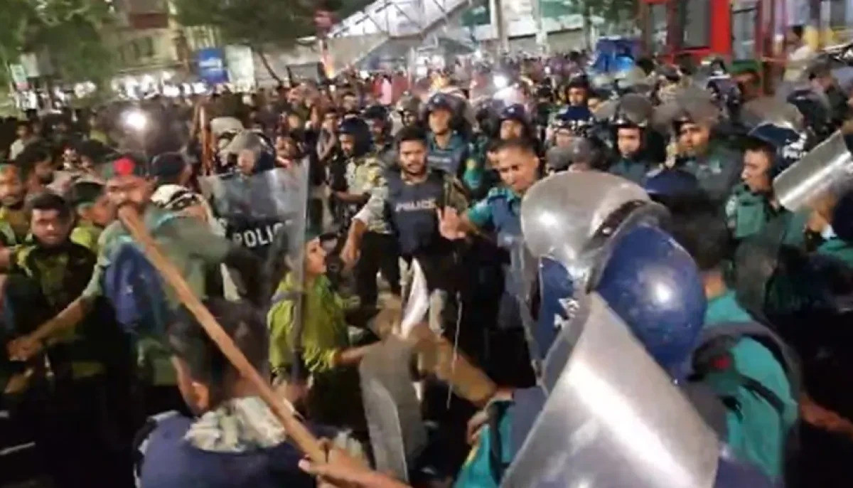 পুলিশের লাঠিচার্জে শাহবাগ ছেড়ে শহীদ মিনারে নার্সিং শিক্ষার্থীরা