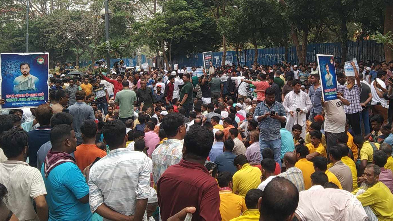 ইশরাককে মেয়র পদে বসানোর দাবিতে ২য় দিনের মতো অবস্থান, সড়ক বন্ধ