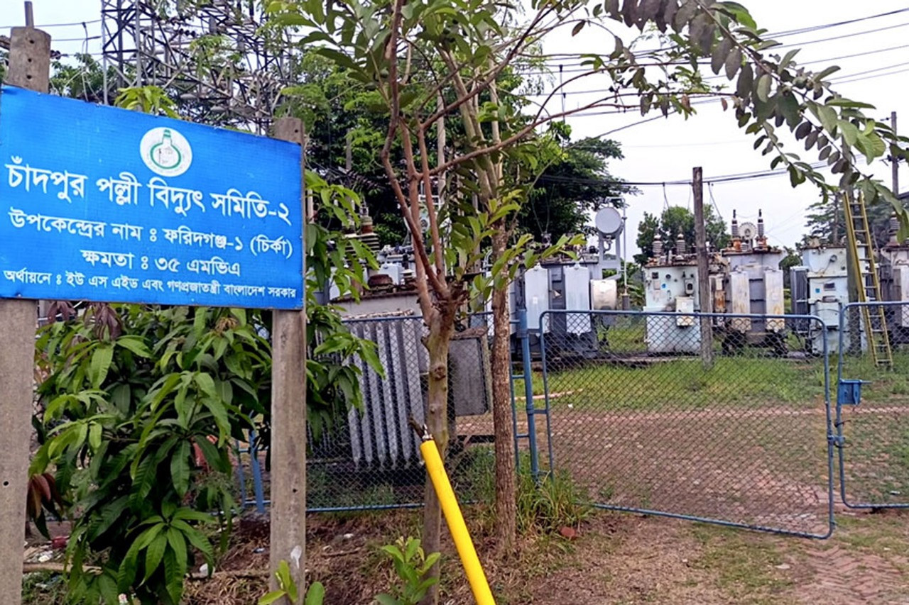 সামান্য বাতাসেই পালায় বিদ্যুৎ