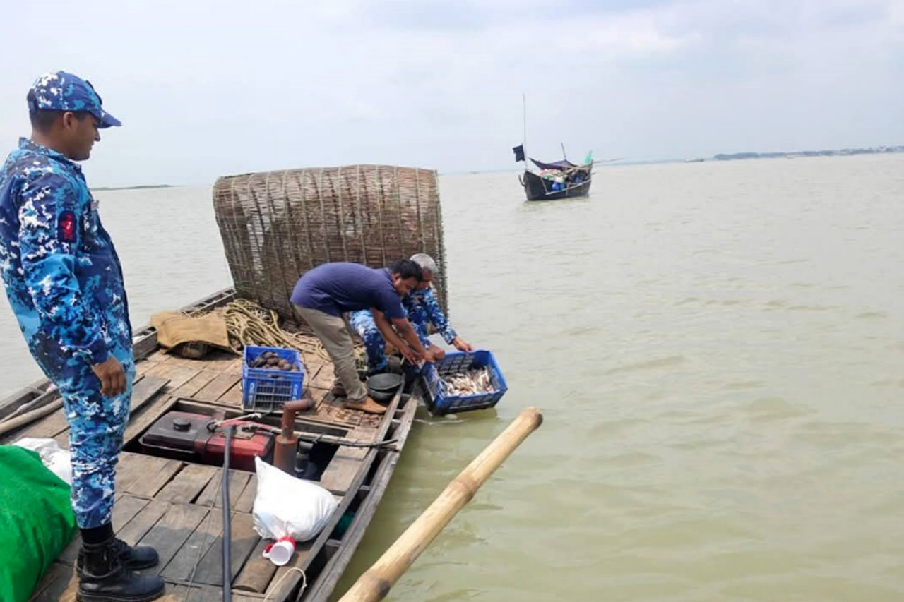 চাঁদপুরে পাঙাসের চাইসহ ৩৫০ চায়না দুয়ারি জাল জব্দ