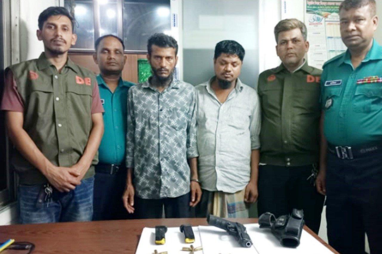 চাঁদপুরে পুলিশ কর্মকর্তার চুরি যাওয়া অস্ত্র ঢাকা থেকে উদ্ধার, আটক ২