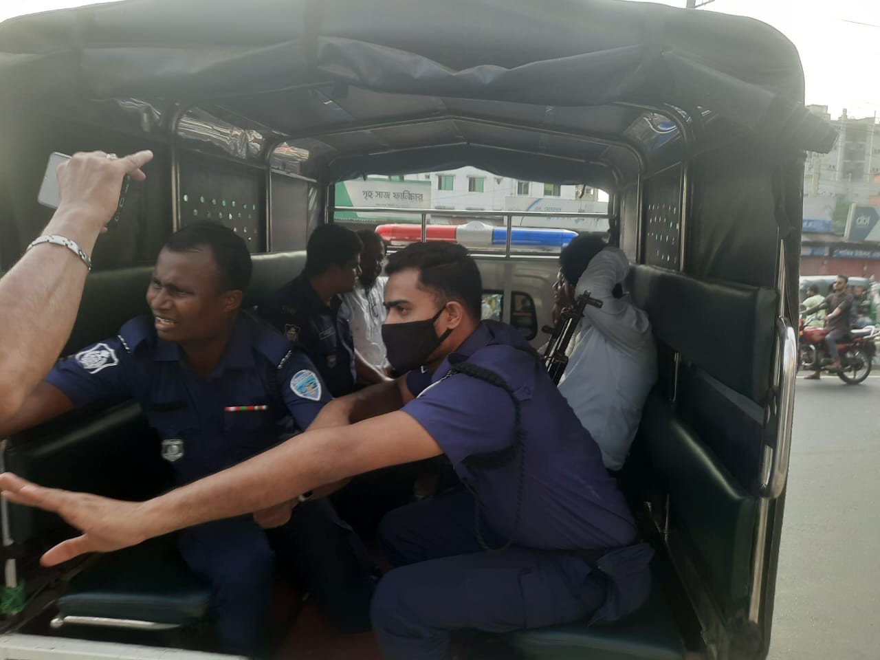 নোয়াখালীতে বিয়ের আসর থেকে বরসহ আটক-২