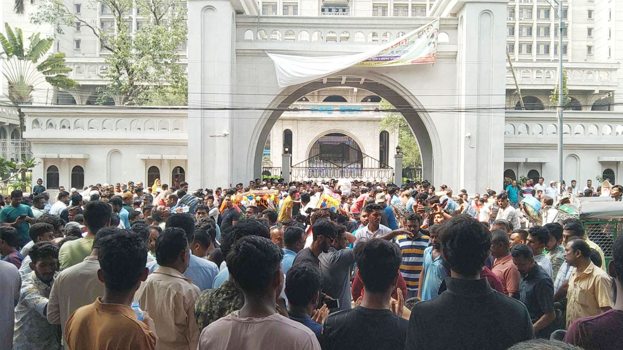 নগর ভবনের সামনে জড়ো হচ্ছেন ইশরাকপন্থীরা