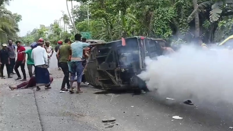 খুলনায় মাহিন্দ্রা-লরি সংঘর্ষে নিহত ৩