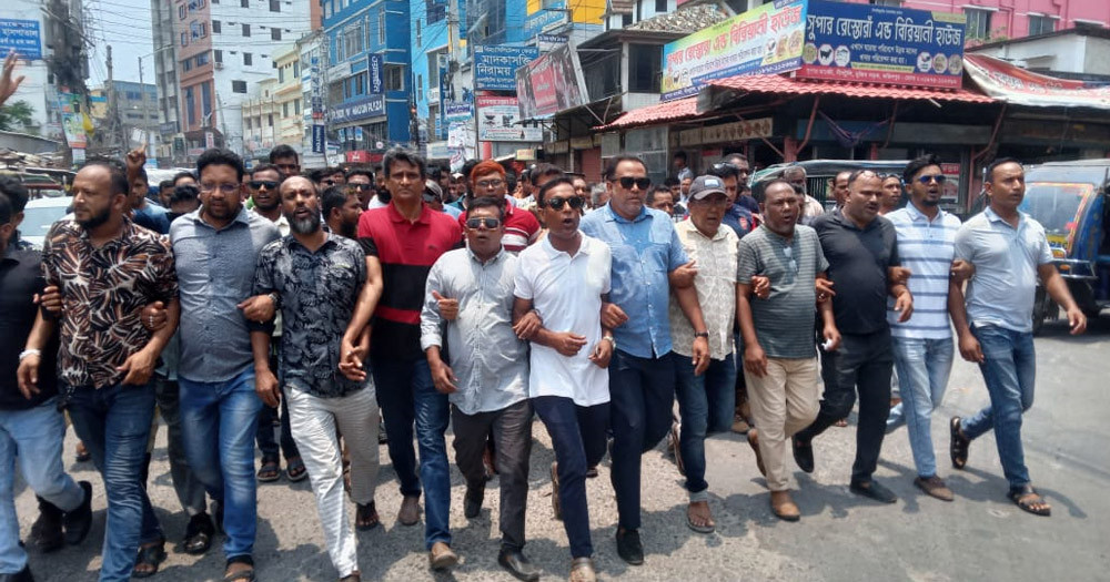 ফরিদপুরে বিএনপি’র ব্যানার ফেস্টুন বিলবোর্ড অপসারণের প্রতিবাদে যুবদলের বিক্ষোভ মিছিল