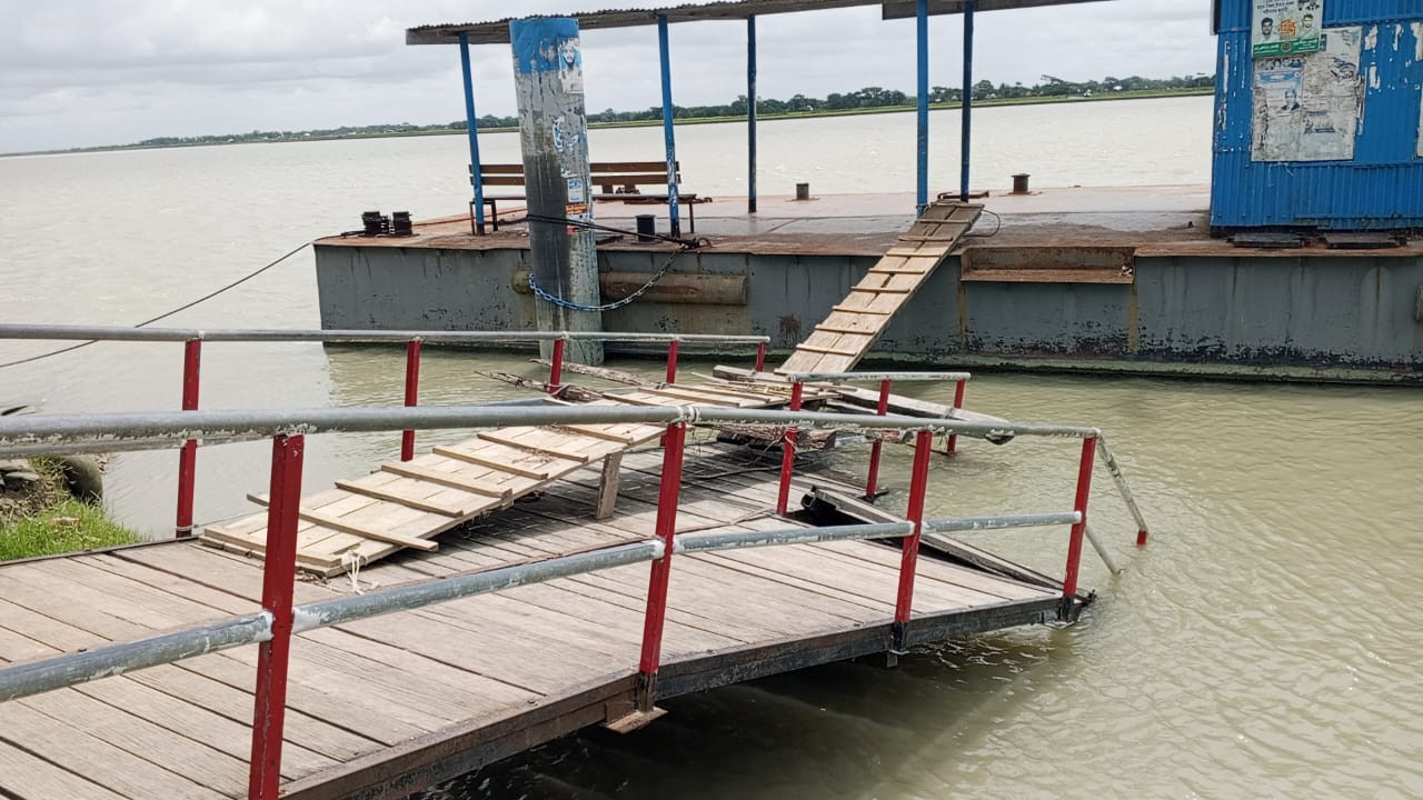 বাউফলে নিমদী লঞ্চ ঘাটের জেডি ভেঙে যাওয়ার ভোগান্তিতে হাজারো যাত্রী