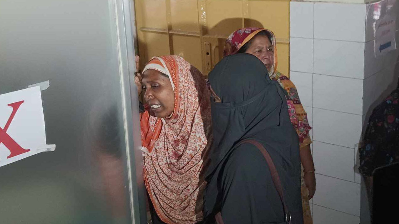 বাঘায় বাসের চাপায় বাবা-মেয়ের পা বিচ্ছিন্ন