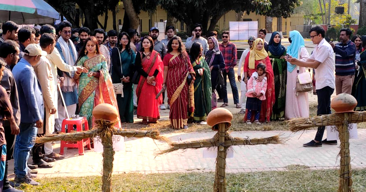 রাবিতে রাজাকারদের প্রতিকৃতিতে জুতা নিক্ষেপ