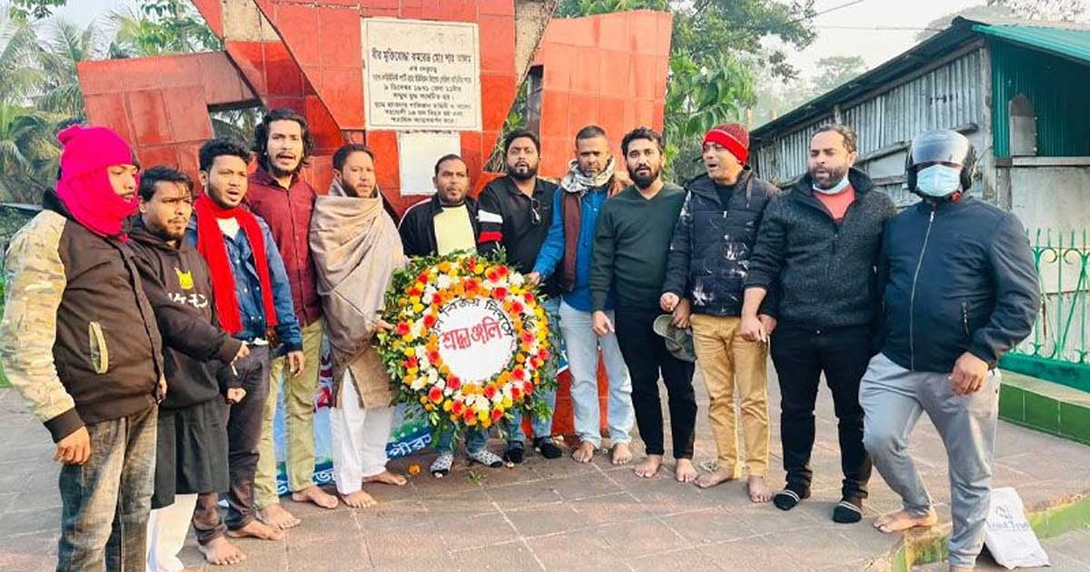 মহান বিজয় দিবসে শহীদ মিনারে ফুল দেওয়ায় মামলা