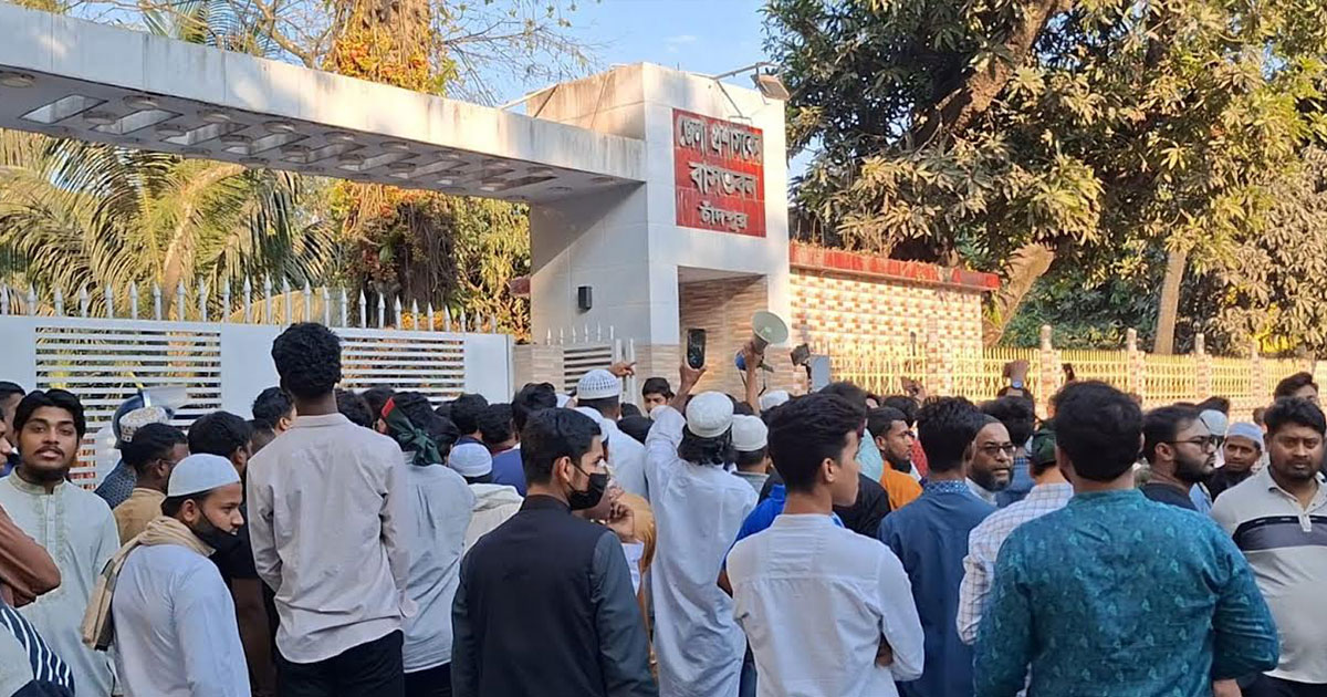 হাদি হত্যার প্রতিবাদে চাঁদপুরে সড়ক অবরোধ ও ডিসির বাসভবন ঘেরাও