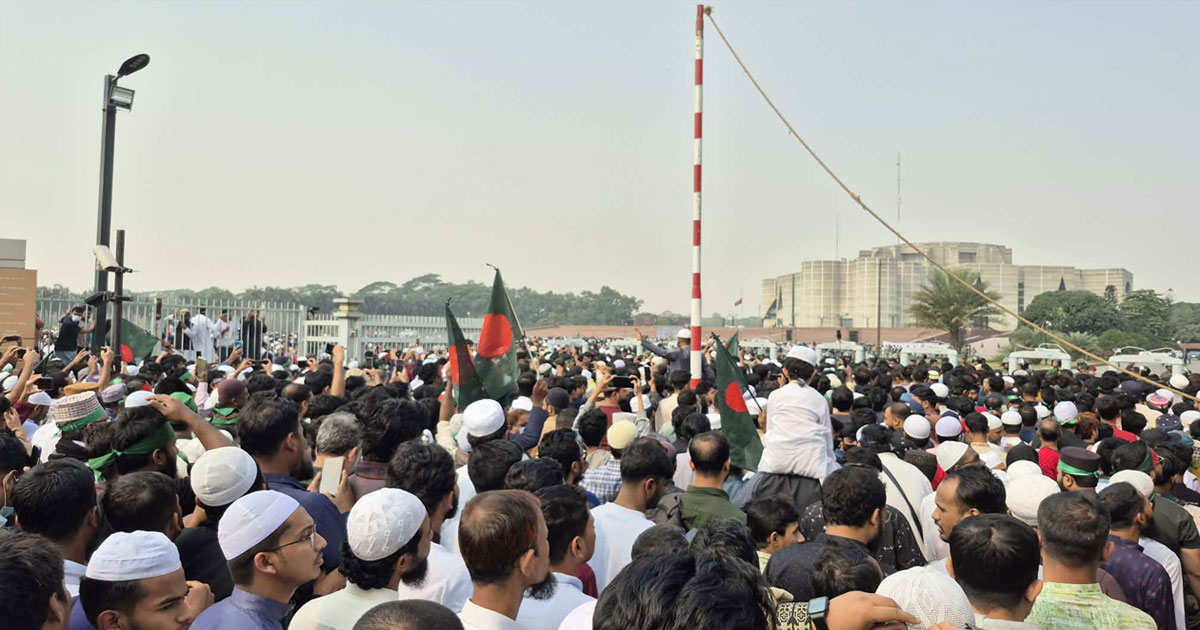 ওসমান হাদির জানাজার আগেই মানুষের ঢল নেমেছে