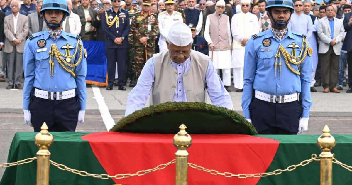 এ কে খন্দকারের কফিনে প্রধান উপদেষ্টার পুষ্পস্তবক অর্পণ