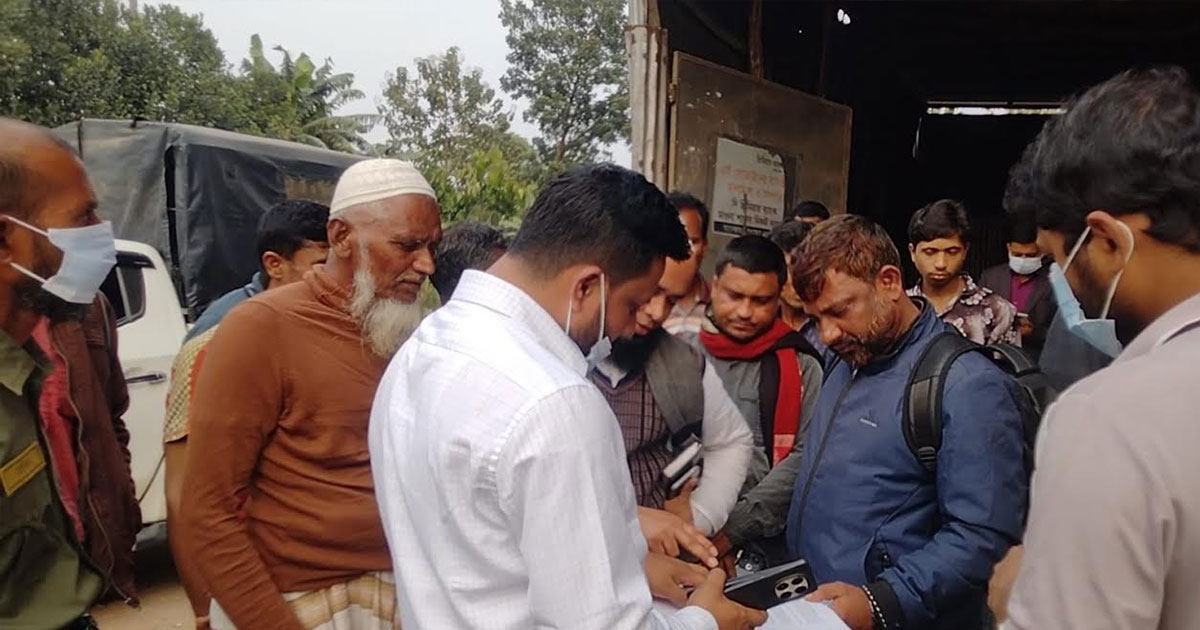 শ্রীপুরে অবৈধ মৎস্য ফিড কারখানায় অভিযান, জরিমানা ও বন্ধের নির্দেশ