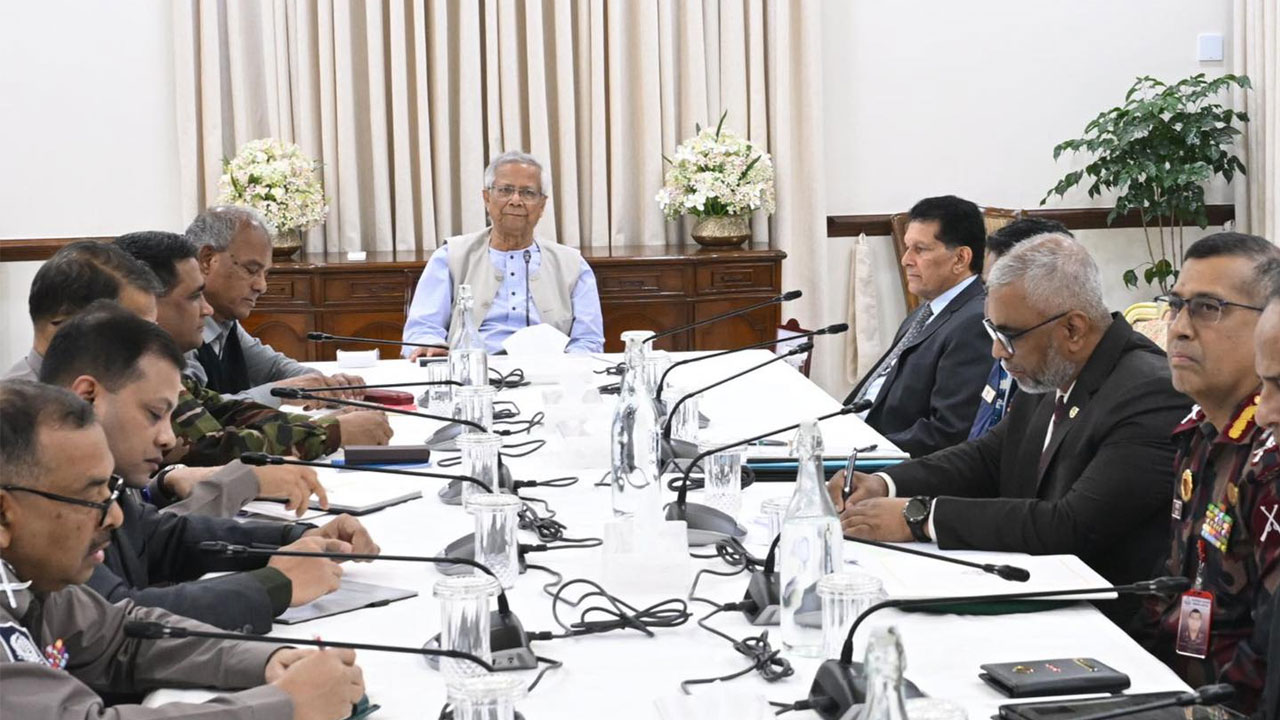 যেকোনো মূল্যে আইনশৃঙ্খলা পরিস্থিতি স্বাভাবিক রাখতে হবে: প্রধান উপদেষ্টা