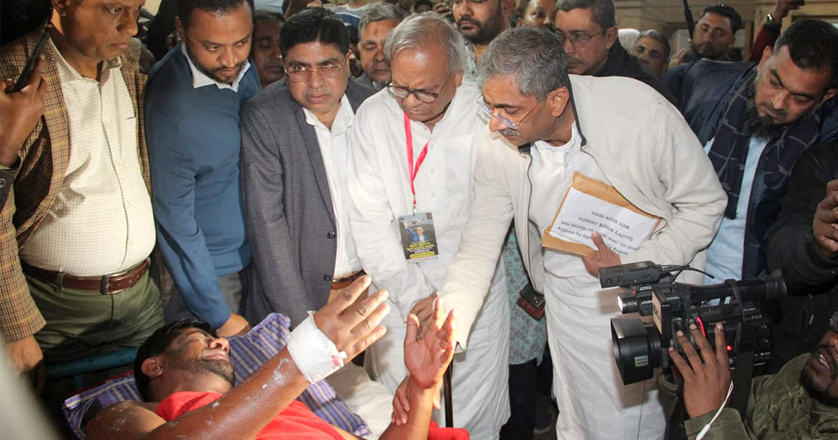 দগ্ধ বেলালকে দেখতে লক্ষ্মীপুরে রিজভী