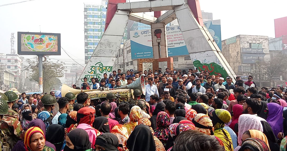 নারায়ণগঞ্জে সড়ক অবরোধ করে গার্মেন্টস শ্রমিকদের বিক্ষোভ