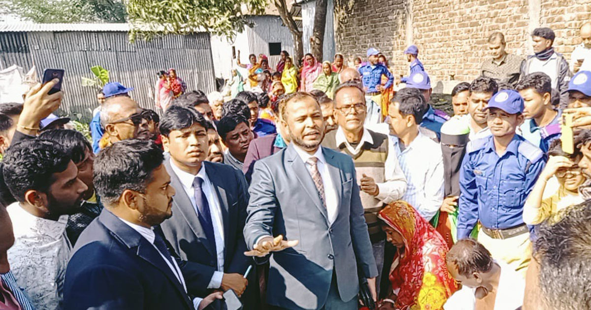 নিহত দীপু চন্দ্র দাসের বাড়িতে ময়মনসিংহের জেলা প্রশাসক