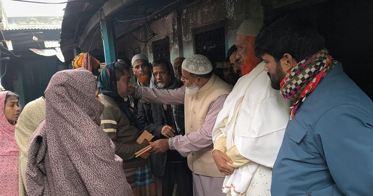 বগুড়ায় অগ্নিকাণ্ডে ক্ষতিগ্রস্ত ৩ হিন্দু পরিবারকে সহায়তা দিল জামায়াত