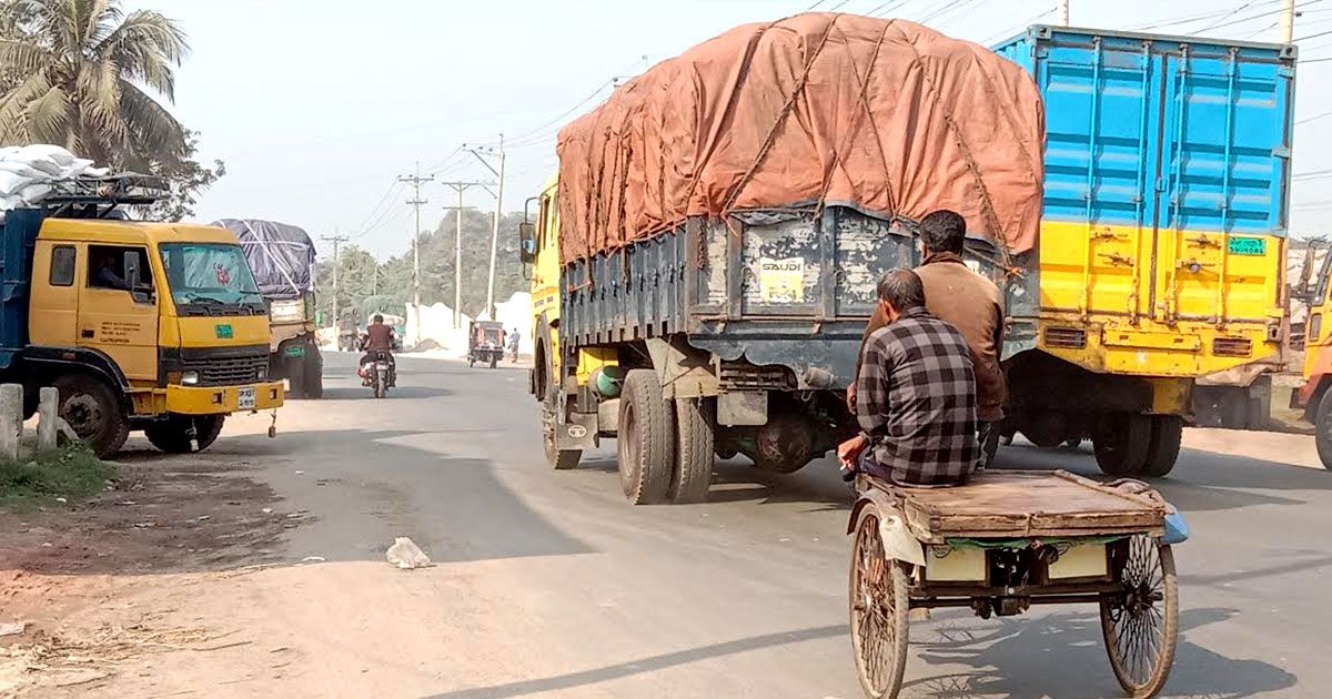 ট্রাকের দখলে মহাসড়ক : বাড়ছে দুর্ঘটনা
