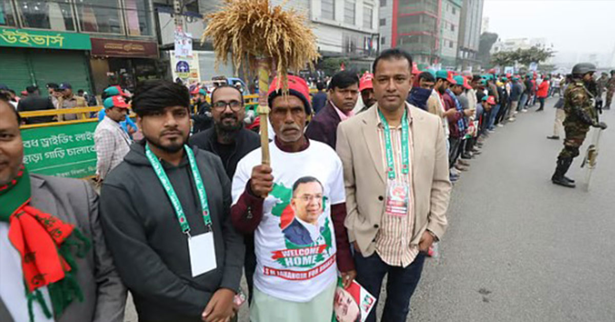 তারেক রহমানকে স্বাগত জানাতে সড়কের দুপাশে বিপুলসংখ্যক নেতা-কর্মী