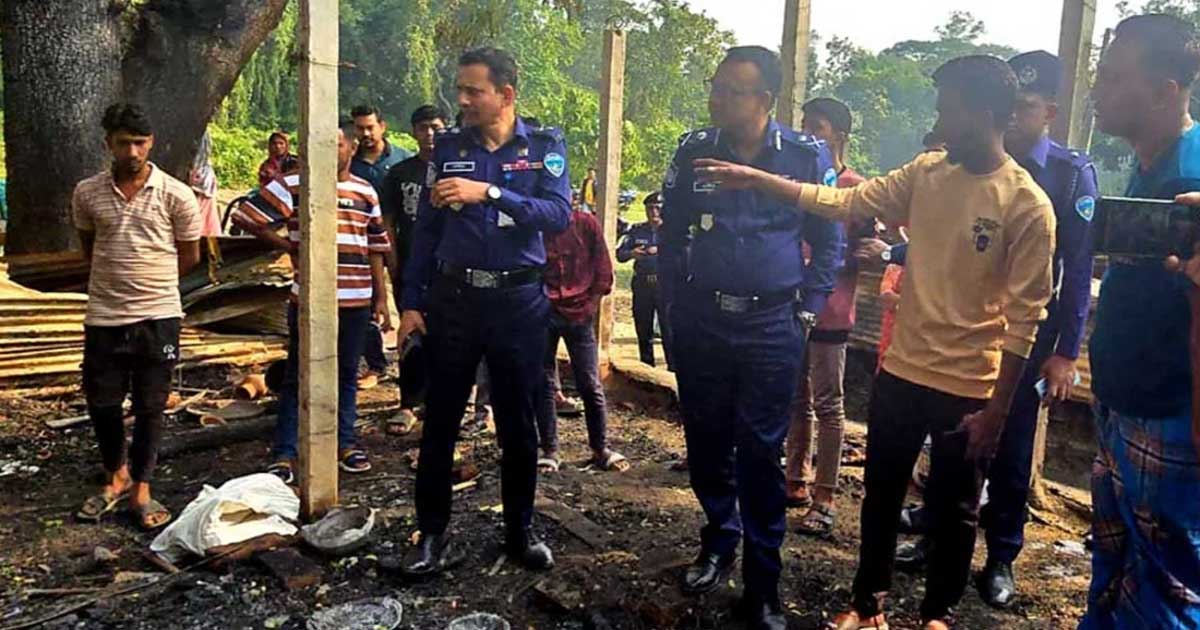 রাউজানে হিন্দু বাড়িতে অগ্নিসংযোগ:  ধরিয়ে দিতে পুরস্কার ঘোষণা