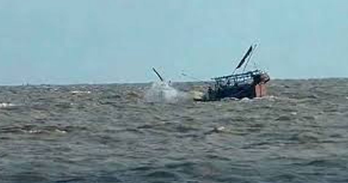 বঙ্গোপসাগরে ট্রলার ডুবি, বাবা ও কিশোর ছেলে নিখোঁজ