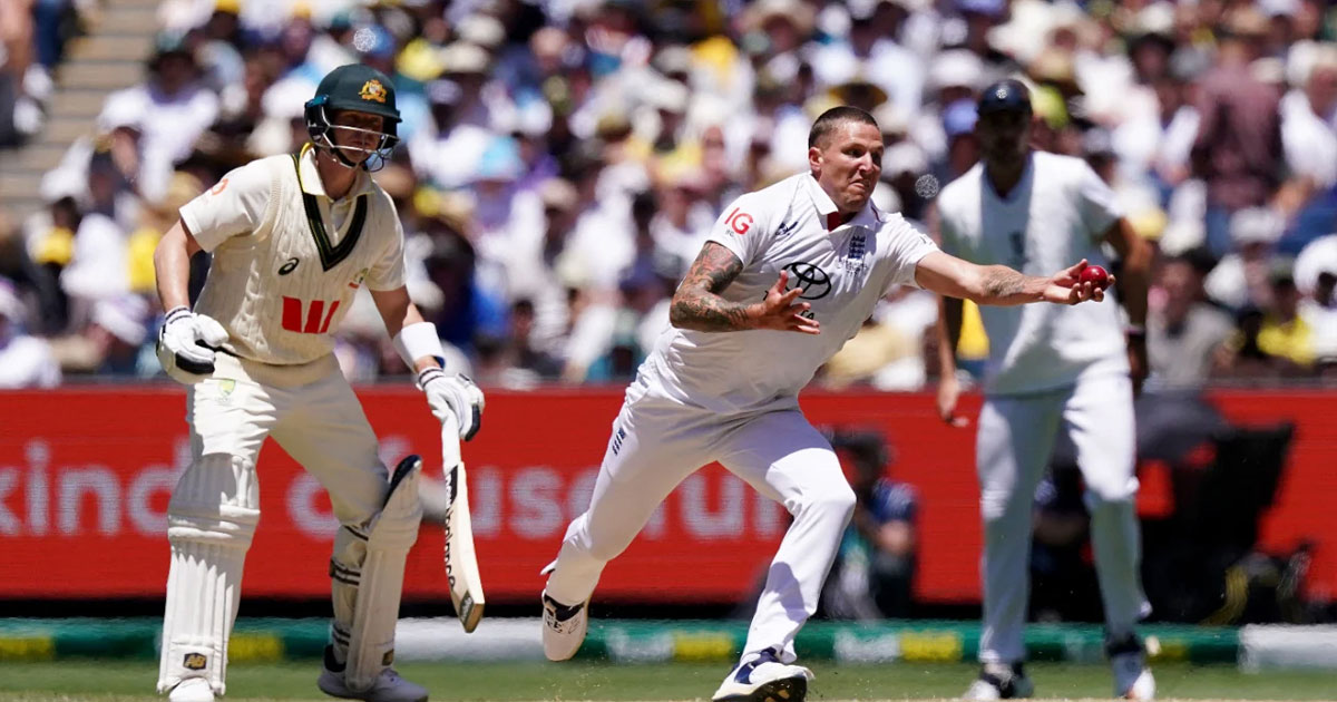 পেসারদের দাপট অব্যাহত: অস্ট্রেলিয়া ইংল্যান্ডকে দিল ১৭৫ রানের লক্ষ্য