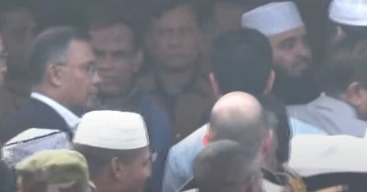 খালেদা জিয়ার কফিন কাঁধে তুলে নিলেন আজহারী