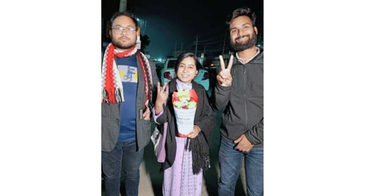 চাঁদাবাজির মামলায় গ্রেপ্তার সুরভী কারামুক্ত, ফুল দিয়ে বরণ