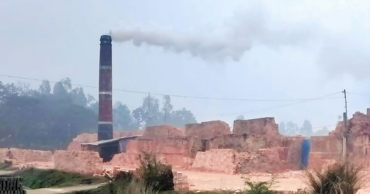 মনোহরগঞ্জে প্রশাসনের নাটকীয় অভিযান, ঘণ্টাখানেক পরই চালু অবৈধ ইটভাটা