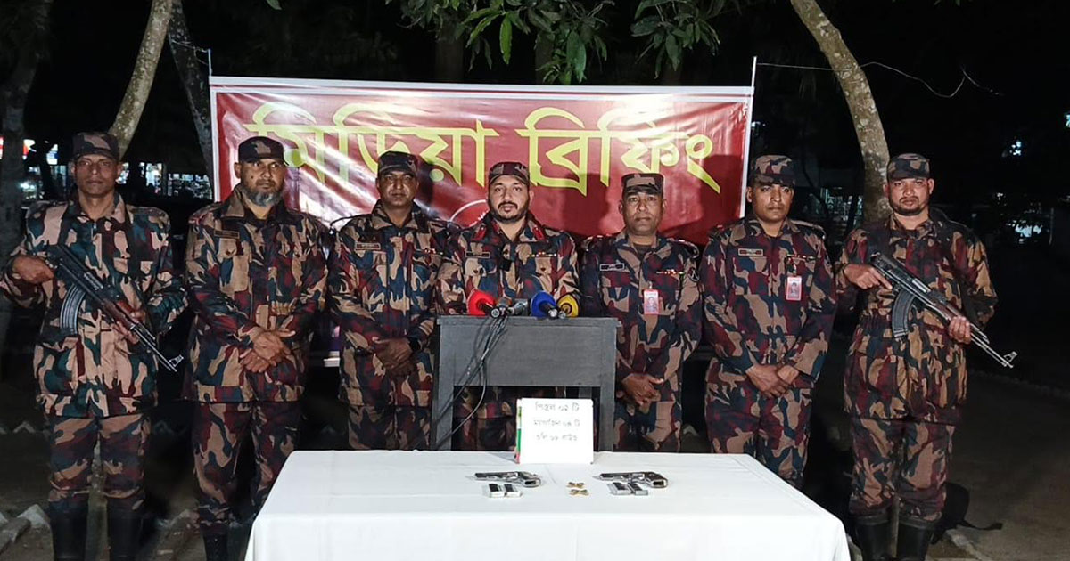 দৌলতপুর সীমান্তে ২টি বিদেশি পিস্তল, ৪টি ম্যাগাজিন ও ৮ রাউন্ড গুলি উদ্ধার করল বিজিবি