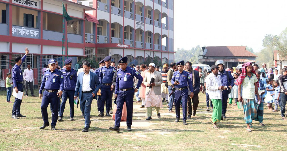 সুষ্ঠ নির্বাচন নিশ্চিতে জেলা প্রশাসক ও পুলিশ সুপারের ভোটকেন্দ্র পরিদর্শন