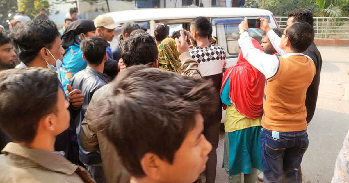 টঙ্গীতে দুই কারখানায় হঠাৎ অসুস্থ হয়ে পড়ল শতাধিক শ্রমিক