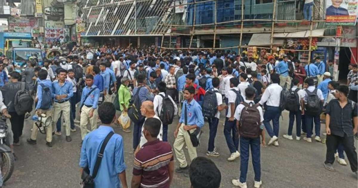 ফার্মগেটে শিক্ষার্থীদের সড়ক অবরোধ, যান চলাচল বন্ধ