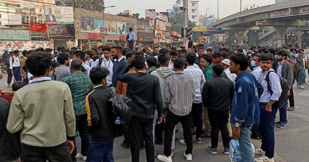 নতুন কর্মসূচি দিয়ে সাড়ে ৩ ঘণ্টা পর  ফার্মগেট ছাড়লেন শিক্ষার্থীরা