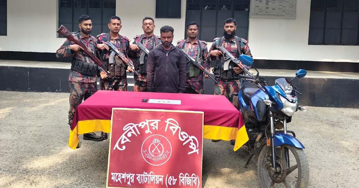 জীবননগরে ৩টি স্বর্ণের বারসহ পাচারকারী আটক