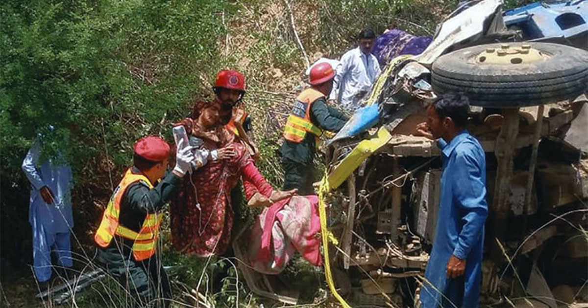 পাকিস্তানে ট্রাক খালে পড়ে একই পরিবারের ১৪ জন নিহত
