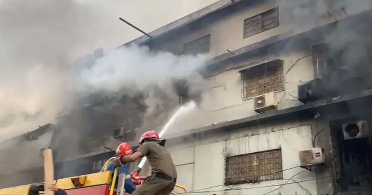 পাকিস্তান শপিংমলে আগুনে ৫ জনের মৃত্যু, উদ্ধার অভিযান অব্যাহত