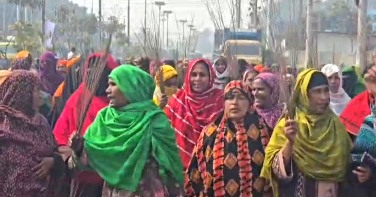 কুষ্টিয়ায় আমীর হামজার বিরুদ্ধে ঝাড়ু মিছিল