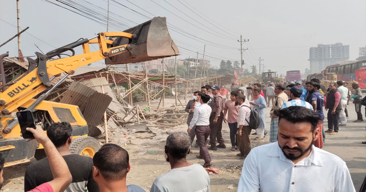 ঢাকা-চট্টগ্রাম মহাসড়কে অবৈধ স্থাপনায় সওজের উচ্ছেদ অভিযান