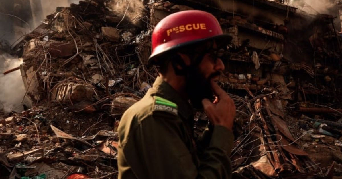 পাকিস্তানে এক দোকান থেকে ৩০ জনের অগ্নিদগ্ধ মরদেহ উদ্ধার