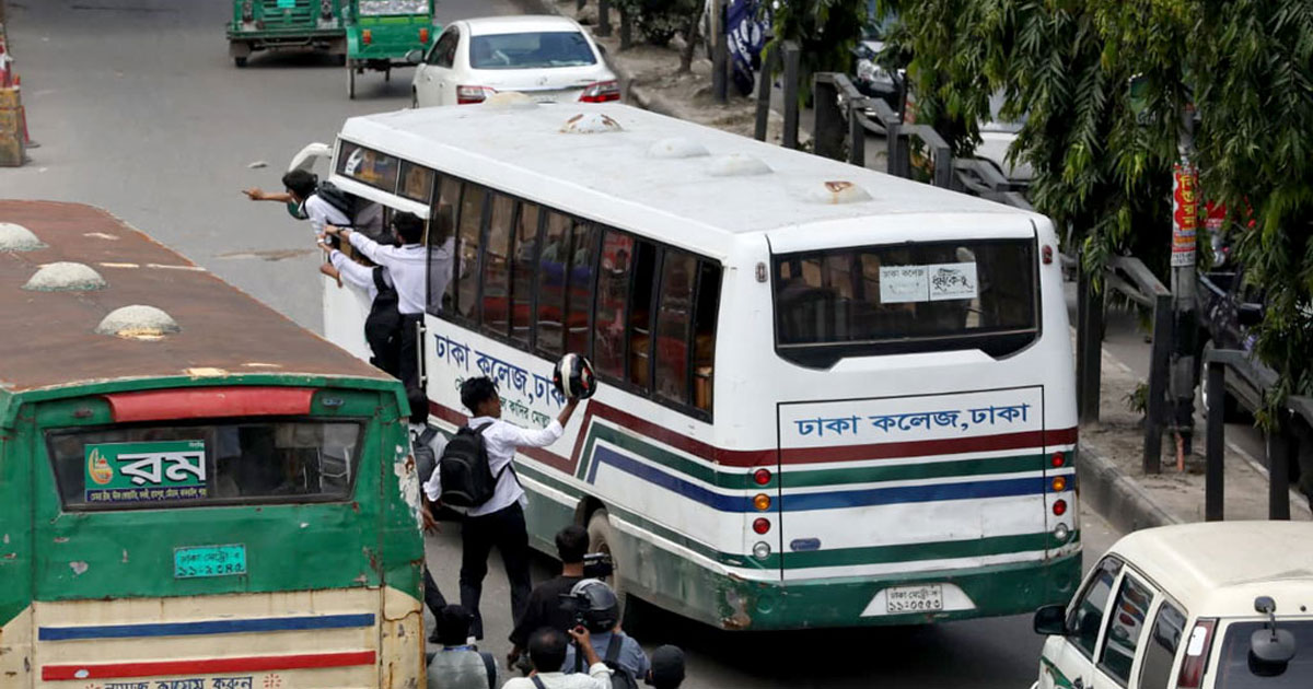 ঢাকা কলেজের বাস আটকে ভাঙচুর, দুই কলেজের সংঘর্ষে পথচারী আহত