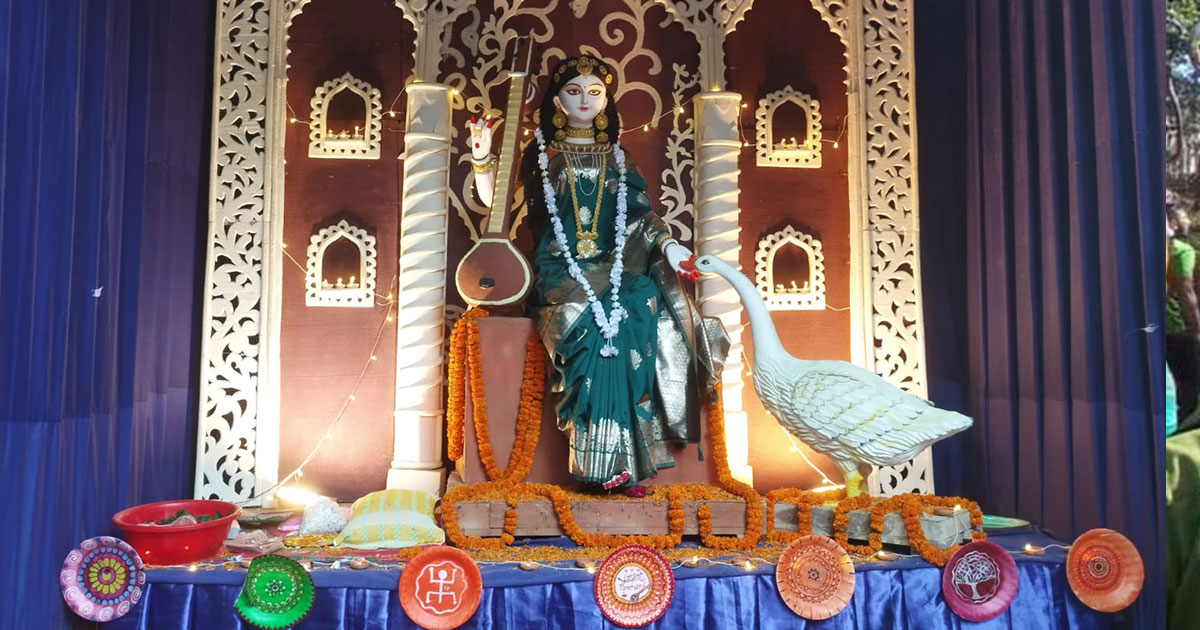 চবিতে জাঁকজমকপূর্ণ আয়োজনে চলছে সরস্বতী পূজা