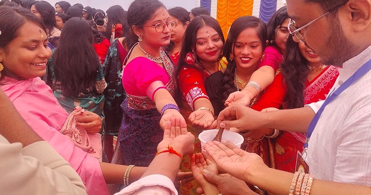 ঝিনাইদহে ধর্মীয় ভাবগাম্ভীর্যে সরস্বতী পূজা উদযাপন