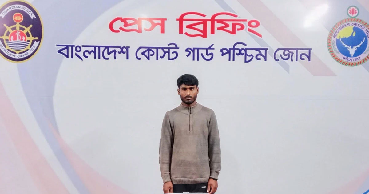ভারতীয় জলসীমা থেকে উদ্ধারকৃত বাংলাদেশি জেলেকে পরিবারের কাছে হস্তান্তর