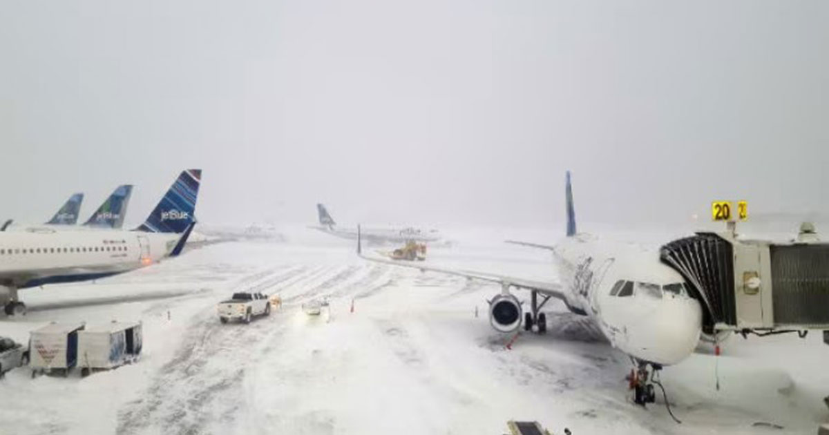 ভয়াবহ তুষারঝড়ে অচল যুক্তরাষ্ট্র