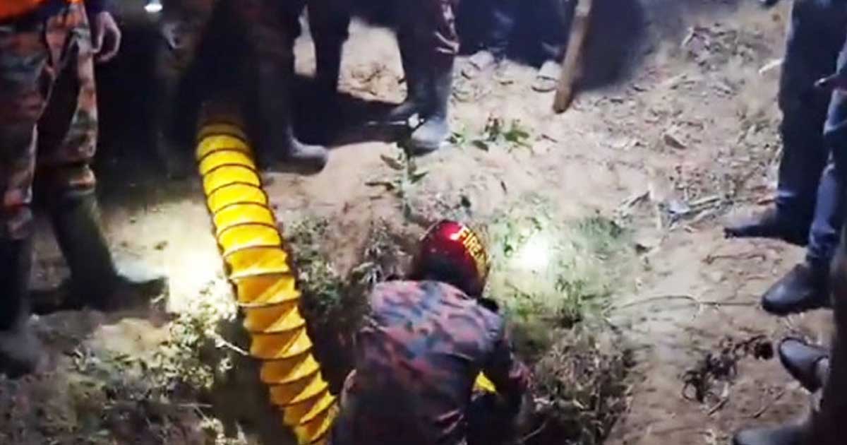 চট্টগ্রামে নলকূপের গভীর গর্তে পড়ে যাওয়া শিশুকে উদ্ধার, হাসপাতালে নেওয়া হচ্ছে