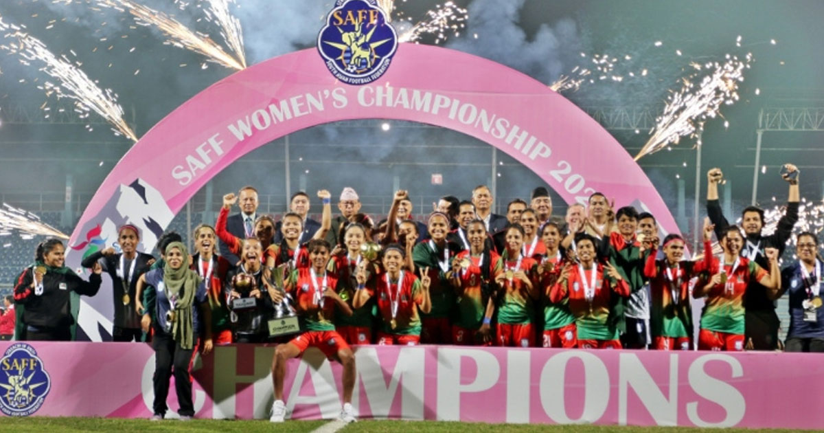 সাফ নারী ফুটসাল চ্যাম্পিয়ন সাবিনাদের ছাদখোলা বাসে বরণ